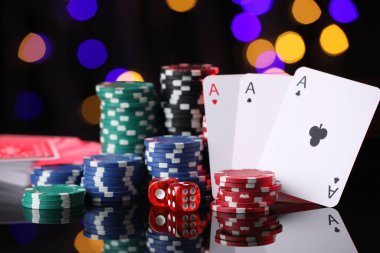 Kumarhane çipleri, ayna yüzeyinde kağıt ve zar oynamak bulanık ışıklara karşı, yakın plan