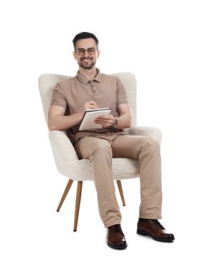 Beyaz arka planda dizüstü bilgisayarı olan profesyonel bir psikolog.