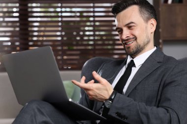 Profesyonel psikolog, müşterisiyle çevrimiçi danışmanlık yapıyor.