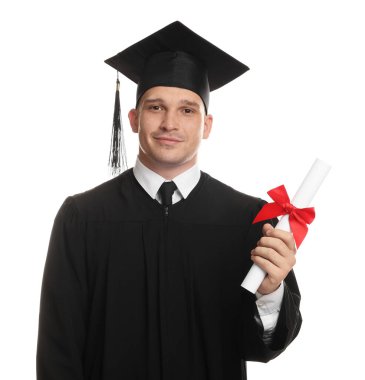 Mezun olduktan sonra beyaz arka planda diplomalı bir öğrenci.