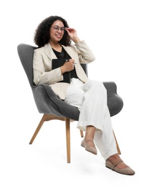 Beyaz arka planda dizüstü bilgisayarı ve kalemi olan profesyonel psikolog.