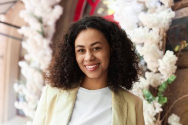 Açık havada gülümseyen Latin Amerikalı kadın portresi