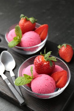 Tazeleyici şerbet, çilek, nane ve kaşıklar gri desenli masada, yakın plan.