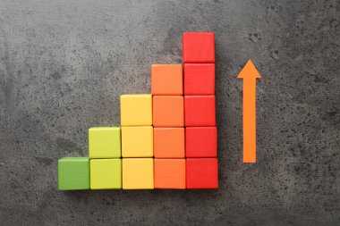 Maksimum. Renkli küpler ve ok gri masada, düz yatıyordu.