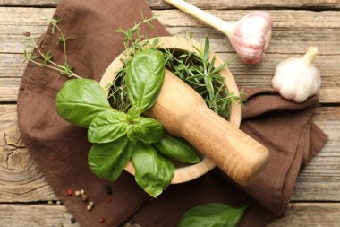 Kabuklu havan, farklı aromatik otlar ve ahşap masada baharatlar, düz yatıyordu.