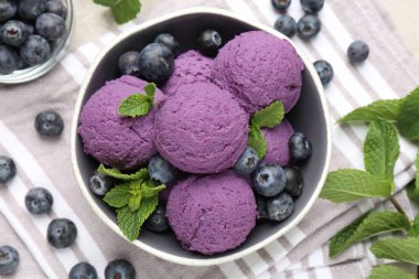 Yaban mersinli ve nane aromalı lezzetli şerbet.