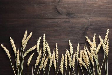 Tahta masanın üzerinde bir sürü buğday çivisi var. Metin için boşluk