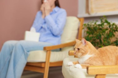 Evde kedisine alerjisi olan seçici odaklı bir kadın.