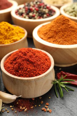 Siyah masada farklı aromatik baharatlar, yakın plan.