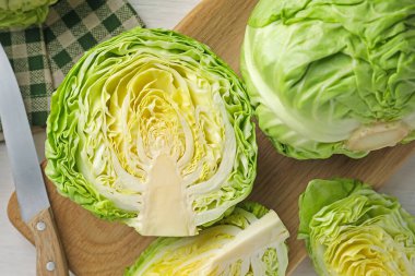 Taze ve taze lahanaları masaya yatırın.