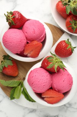 Serinletici şerbet, çilek ve nane şekeri beyaz mermer masa, düz uzanma
