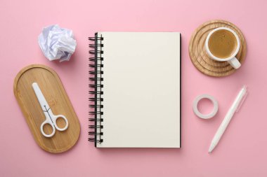 Pembe arka planda dizüstü bilgisayarı olan düz bir kompozisyon