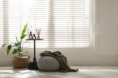 Ev dekoru ve ekose desenli şık örülmüş bir puf. Metin için boşluk