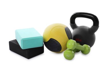 İlaç topu, kettlebell, dambıl ve köpük blokları beyaza izole edilmiş.