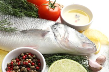 Beyaz masadaki baharatlı taze çiğ deniz kabuğu, yakın plan. Balık ve deniz ürünleri lezzetleri