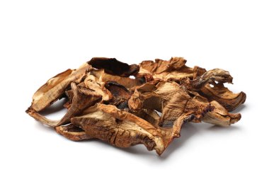 Kurumuş mantar parçaları beyaza izole edilmiş.