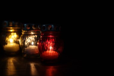 Siyah arka planda bir sürü mezar mumu var, yakın plan. Metin için boşluk