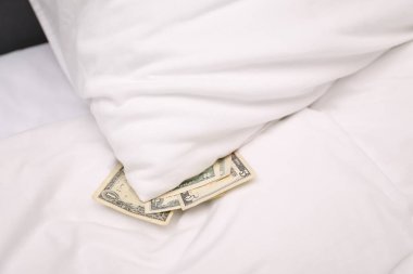 Otelde yastığın altındaki yatakta bahşiş, yakın plan. İş için bahşiş