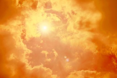 Sıcak yaz havasında bulutlu turuncu gökyüzü