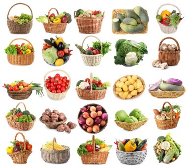 Hasır sepetlerdeki farklı taze sebzeler beyaz sepetlere izole edilmiş.