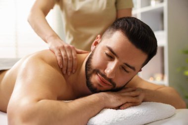 Adam spa salonunda masaj yaptırıyor.