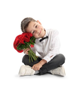 Beyaz arka planda bir buket güzel çiçeği olan sevimli küçük bir çocuk.