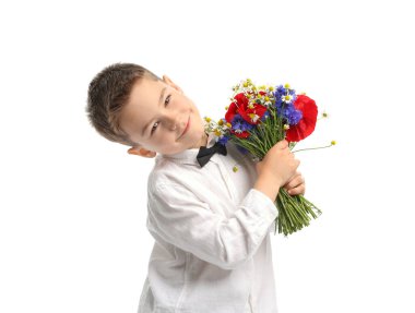 Beyaz arka planda bir buket güzel çiçeği olan sevimli küçük bir çocuk.