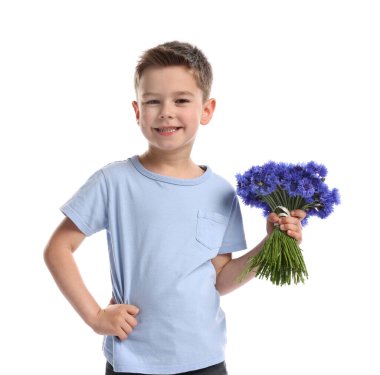 Beyaz arka planda bir buket güzel çiçekle gülümseyen küçük çocuk.
