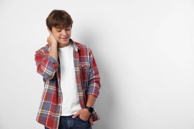 Açık gri arka planda gülümseyen genç çocuk. Metin için boşluk