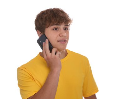 Beyaz arka planda akıllı telefonla konuşan gülümseyen genç çocuk.