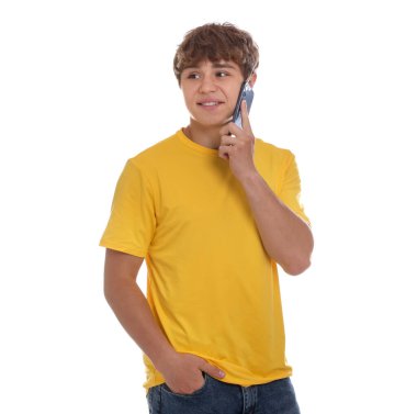 Beyaz arka planda akıllı telefonla konuşan gülümseyen genç çocuk.