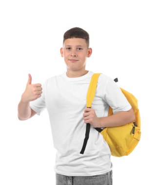 Sırt çantalı genç çocuk beyaz arka planda baş parmak gösteriyor.