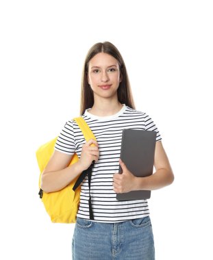 Beyaz arka planda sırt çantası ve dizüstü bilgisayarı olan güzel bir genç kız.