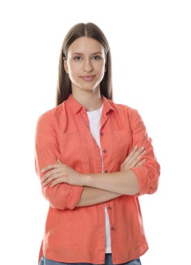 Güzel genç kız beyaz arka planda poz veriyor.