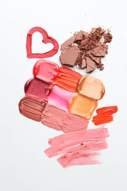 Beyaz arka planda farklı kozmetik ürünleri, düz yatış