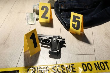 Adli tıp uzmanlığı. Kanıt, işaret ve polis bandı olan suç mahalli, yakın plan.