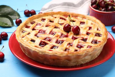 Açık mavi ahşap masada vişneli turta, yakın plan.