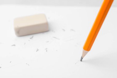 Kağıt tabaka üzerindeki grafit kalem ve silgi, yakın plan