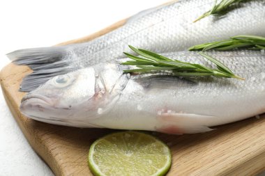 Beyaz masadaki baharatlı taze çiğ deniz kabuğu, yakın plan. Balık ve deniz ürünleri lezzetleri