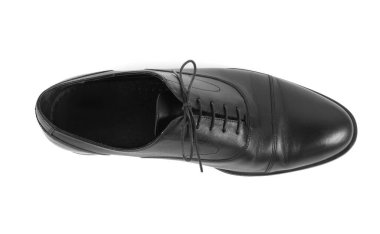 Beyaz arka planda siyah bir deri ayakkabı, üst manzara.