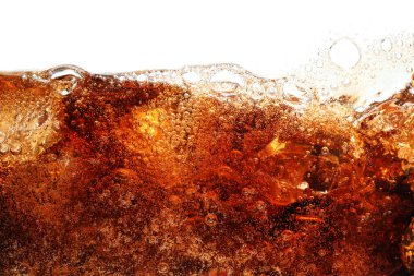 Beyazda izole edilmiş buzla taze kola.