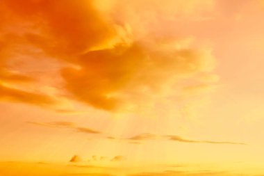 Sıcak yaz havasında bulutlu turuncu gökyüzü