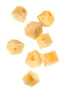 Beyaz arkaplana karşı havadaki peynir küpleri