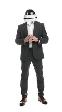 Beyaz arka planda kafası yerine kapalı devre kameralı bir iş adamı.