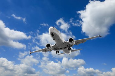 Bulutlu güzel mavi gökyüzünde uçan uçak