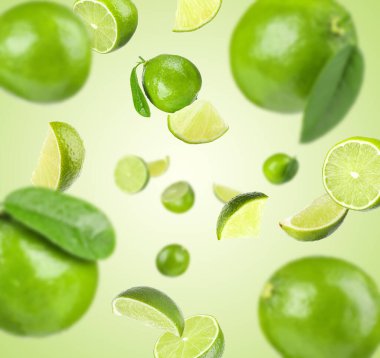 Açık yeşil renkte uçan taze limonlar.