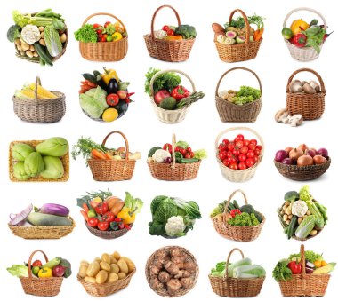 Hasır sepetlerdeki farklı taze sebzeler beyaz sepetlere izole edilmiş.