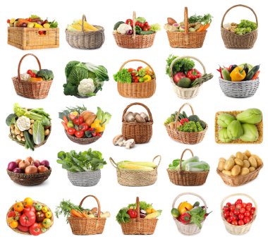 Hasır sepetlerdeki farklı taze sebzeler beyaz sepetlere izole edilmiş.