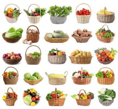 Hasır sepetlerdeki farklı taze sebzeler beyaz sepetlere izole edilmiş.