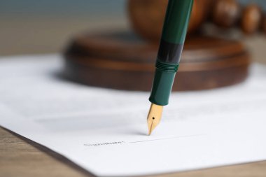 Masada dolma kalemle noter belgesi imzalanması, seçici odak